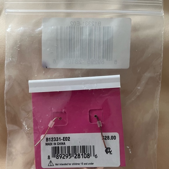 Betsey Johnson White Flower, Iridescent Gem, Rose Gold drop earrings, NWT - Picture 6 of 7